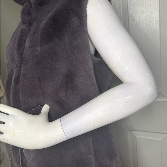 AILENE Eco Fur and Mink Bonbon Hooded Vest. - Picture 5 of 11